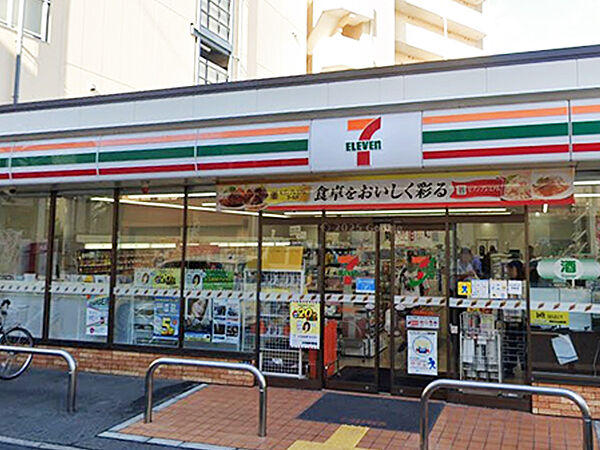 セブンイレブン近鉄長瀬駅北店まで徒歩3分(約240m)。酒類・たばこ・揚げ物惣菜などが取り扱われています。ATMが設置されているので、急な入用の際に便利です。/24時間営業