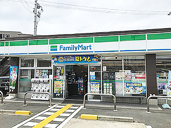 【ファミリーマート貝塚二色の浜店まで徒歩3分(約240m)】ちょっとした買い物はもちろん、ATMの利用や各種請求書払いの際も便利です。24時間営業。