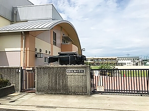 【貝塚市立西小学校まで徒歩16分(約1280m)】教育目標は「笑顔と感謝にあふれた学校」です。HPでは、学校生活の様子が写真付きで公開されています。