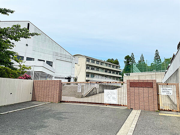 【岬町立岬中学校まで徒歩12分(約960m)】校訓は「ひとりはみんなのために みんなはひとりのために」です。豊かな自然に囲まれた環境で、のびのびと学校生活を送れます。