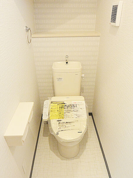 【トイレ】温水洗浄便座付きで快適に利用いただけるトイレ。毎日使う場所だからこそ、お好みのアクセントクロスを施して、遊び心溢れる空間にすることも◎（建物価格1770万円、建物面積100m2）