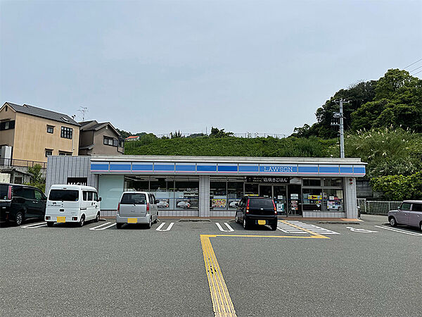 【ローソンみさき公園前店まで徒歩8分(約640m)】ATM・コピー・写真プリント・MACHI cafe(コーヒー)などのサービスが取り扱われています。駐車場有り。24時間営業。