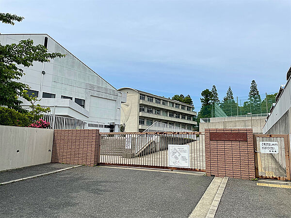 【岬中学校まで徒歩23分(約1840m)】校訓「ひとりはみんなのために　みんなはひとりのために」。野球部・バレーボール部・卓球部・科学部・美術部などの部活動があり、学業以外のことにも打ち込めそうです。
