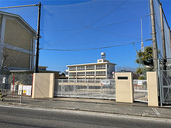 【貝塚市立南小学校まで徒歩11分(約880m)】学校までは少し距離がありますが、お子様の体力がつきやすく、自立心が養われそうです。HPに、教育目標・学校だより・学校生活の様子などが掲載されています。