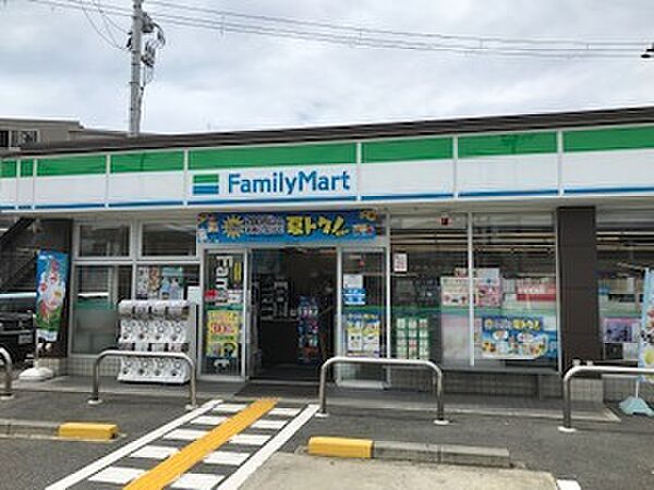 ファミリーマート貝塚二色の浜店まで徒歩3分(約240m)。ちょっとしたお買い物にも便利なコンビニです。お買い物のほかに、ATMやマルチコピー機などもご利用いただけます。/24時間営業