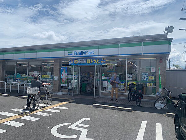 【ファミリーマート貝塚警察署前店まで徒歩2分(約160m)】急な買い物も気軽に行くことができる便利なコンビニエンスストア。ATM・マルチコピー機などの取り扱いがあります。