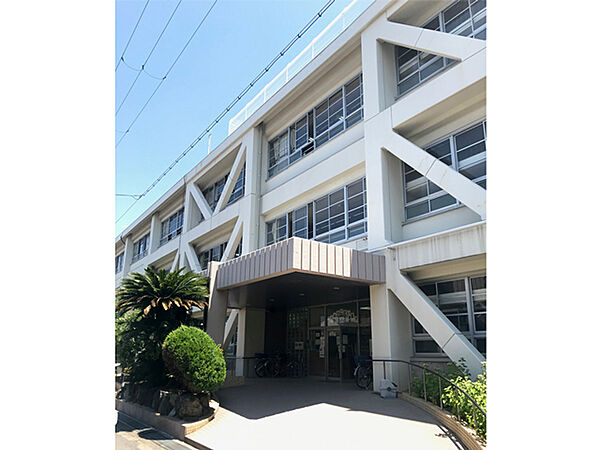 【貝塚市立北小学校まで徒歩9分(720m)】「自ら考え、主体的に行動し、よりよく生きようとする子どもの育成」という教育目標が掲げられています。お子様が6年間通学しやすい距離にあります。