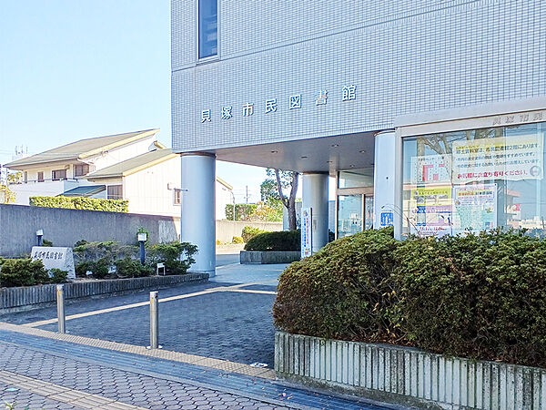 【貝塚市民図書館まで徒歩11分(約880m)】開館時間は、平日9:30～19:30。土日9:30～17:00。火曜日は休館となっています。定期的に、おはなし会や映画会などが行われています。