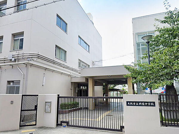 【大阪市立摂陽中学校まで徒歩11分(約880m)】勉強と部活動の両立で忙しくなる中学校生活に支障をきたさない距離。HPにて年間計画や学校日記などが掲載されており、お子様の学校生活の様子を確認できます。