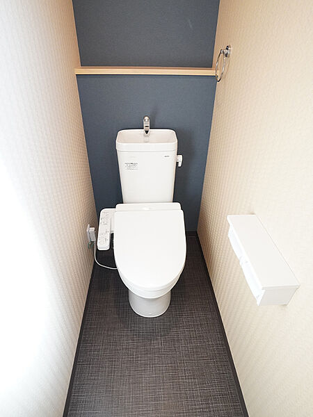 【トイレ】トイレは温水洗浄便座付き。アクセントクロスを採用した、オシャレな空間です。(建物価格1770万円、建物面積100m2＜ガレージ含む＞)