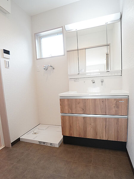 【洗面化粧台】3面鏡付きで、毎朝の身支度もスムーズに。数種類のカラーをご用意しておりますので、お好みに合わせてセレクト可能です。(建物価格1770万円、建物面積100m2＜ガレージ含む＞)