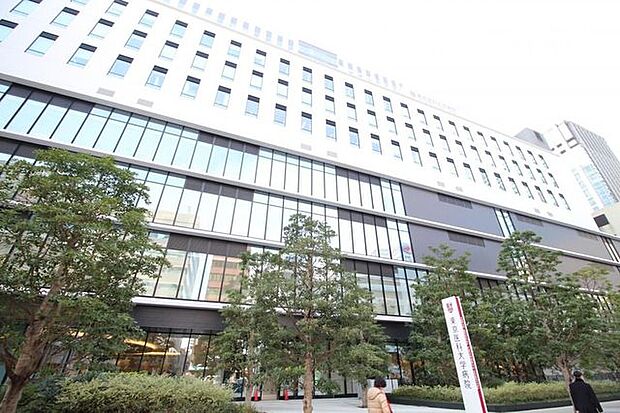 徒歩15分。東京医科大学病院まで徒歩9分。西新宿駅隣にある、大型総合病院で御座います。急な用でも近くにあるのは助かります。 1150m