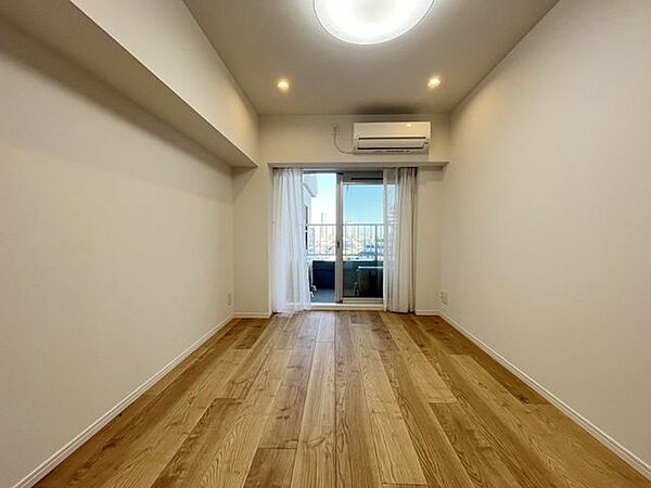 南面バルコニーに面する5.8帖居室