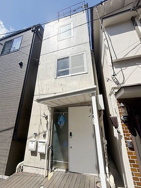 2013年築・RC造の戸建。都心「広尾」駅徒歩約7分の好立地です。
