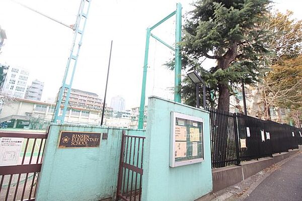 徒歩7分。渋谷区立臨川小学校まで徒歩13分。 500m