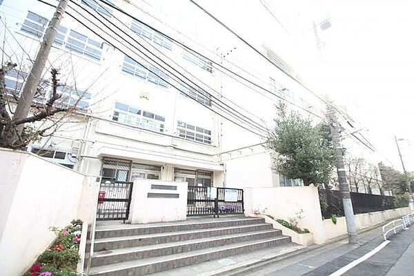 徒歩19分。渋谷区立広尾中学校まで徒歩25分。 1460m