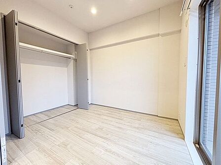 リビングとつながりがある約4帖の洋室