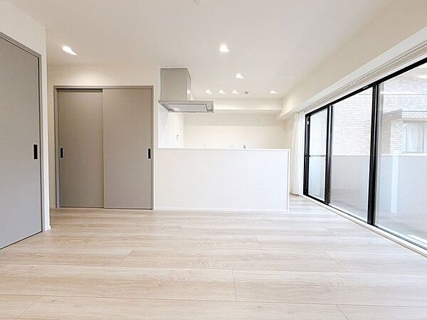 豊かな採光が差し込む、明るく開放的なリビング空間。ご家族皆様の憩いの場にぴったりです。