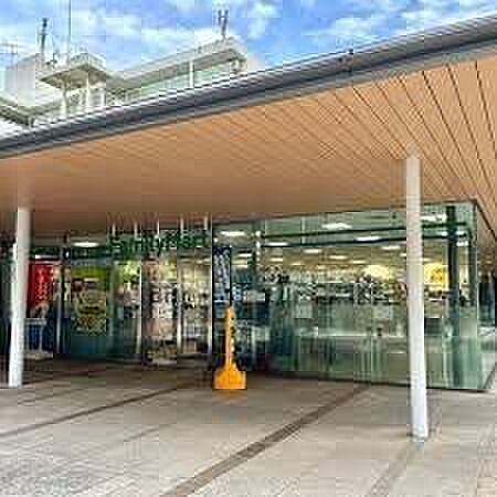 ファミリーマート南山堂アルコスクエア店 徒歩4分。 310m