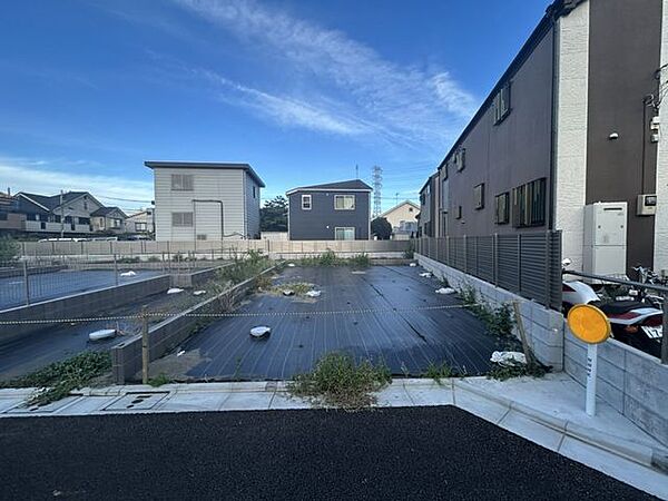 【西側公道から見た敷地】ここから始まる、家族の新しい暮らし。