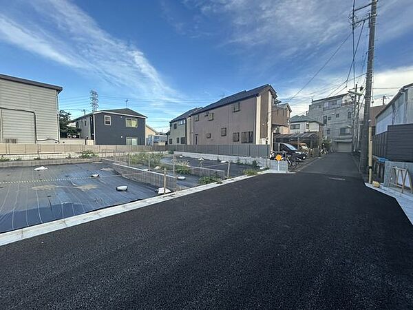 【西側公道から見た敷地】暮らしに、ちょうどいい場所。