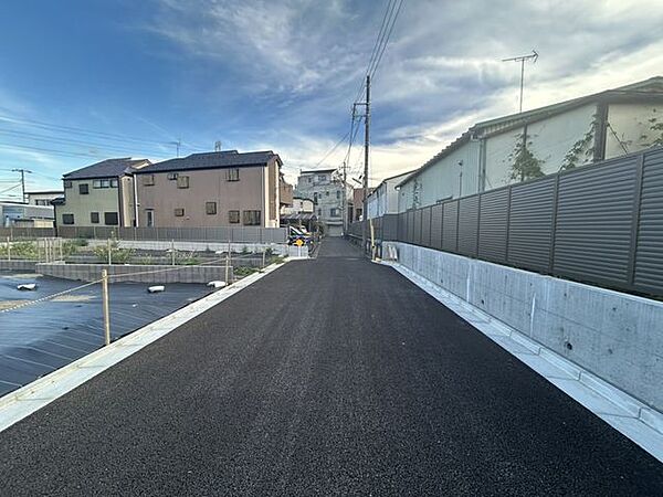 【西側公道から見た敷地】家族の笑顔が集まる、未来のステージ。