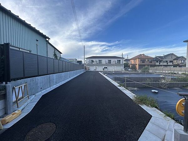 【西側公道から見た敷地】暮らし方に合わせて、住まいを自由に。