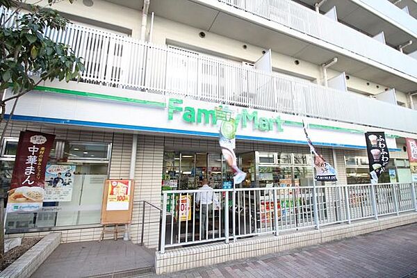 徒歩8分。ファミリーマート目黒三田通り店まで徒歩4分。24時間営業のコンビニまで徒歩4分の利便性良好 630m