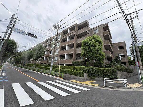 敷地の広く重厚感ある、5階建のマンションです