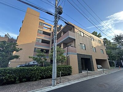 外観:大井町の街に美しく佇む、1997年築の洗練されたレジデンス。 外観:大井町の街に美しく佇む、1997年築の洗練されたレジデンス。