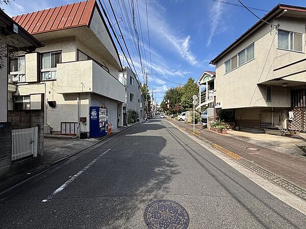 現地前面道路写真前面道路は約6ｍの南東角地☆日当たり良好物件です♪