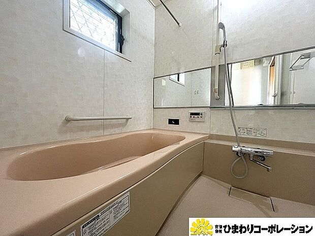 換気扇も付いていますが、小窓もあるので換気がしやすい浴室です。