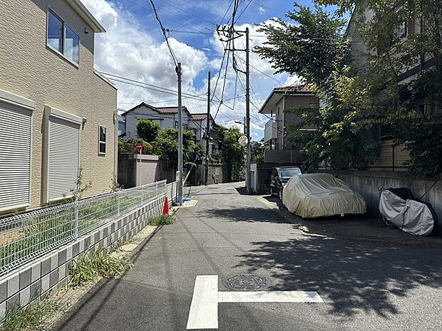 前面道路は広々としています！ お車の出し入れもしやすいですよ！ 