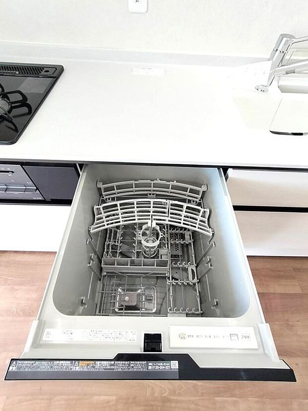 家事の時短に効果大の食洗器付き。高温でパワフルに洗い、温風乾燥します。手洗いよりも節水・節約が可能です。 一度使うと手放せないですよ！ 