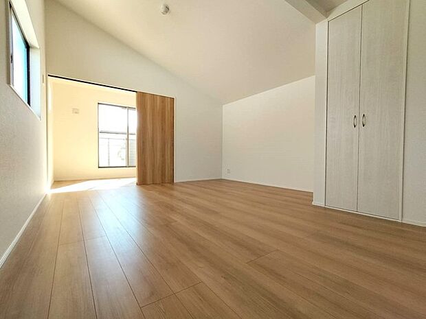 ご家族だんらんのスペースとなるリビング。家具の配置がしやすい広さを確保しています！ 