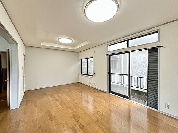 キッチンと統一感のある家具など設置し、お洒落な空間に！