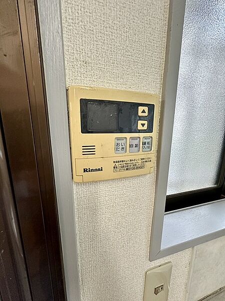 キッチンの壁にはユニットバスのコントローラーが設置されています！ お湯張りや追焚き操作もキッチンから操作でき いつでも温かいお風呂に入ることができます！