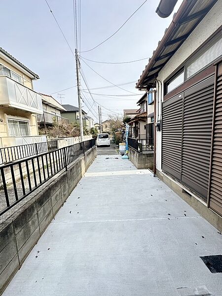 交通量の少ない前面道路です。 小さなお子様がいるご家庭でも安心です！