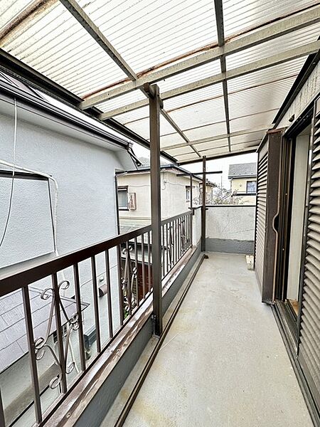 広々としたバルコニーがあり、たくさんの洗濯物を干すことができます！ 日当たりが良く暖かいですよ～！