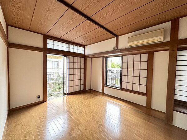 洋室は明るい空間となっています！子供部屋にも良さそうですね！