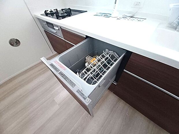 キッチンスペースは明るい空間に!使い手目線でポイントを押さえ、家事が楽しく進むキッチン。細部にまで施された上質なアイテムが快適な日常生活を叶えてくれます。