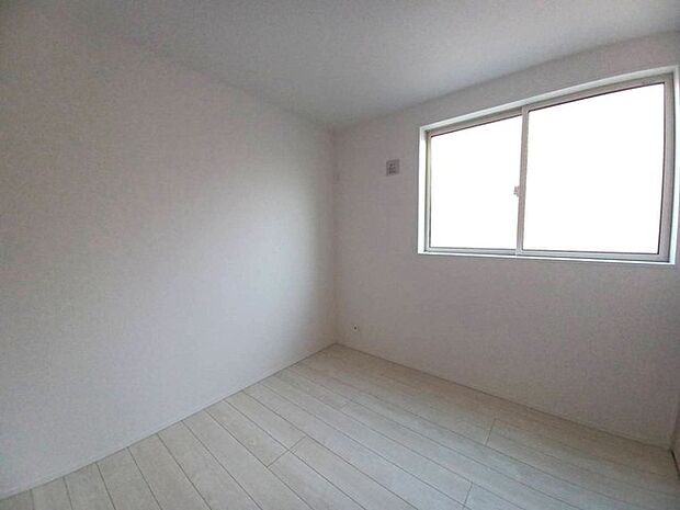 広すぎないスペース。 お子様のお部屋や書斎など、新居での生活の夢が膨らみますね!