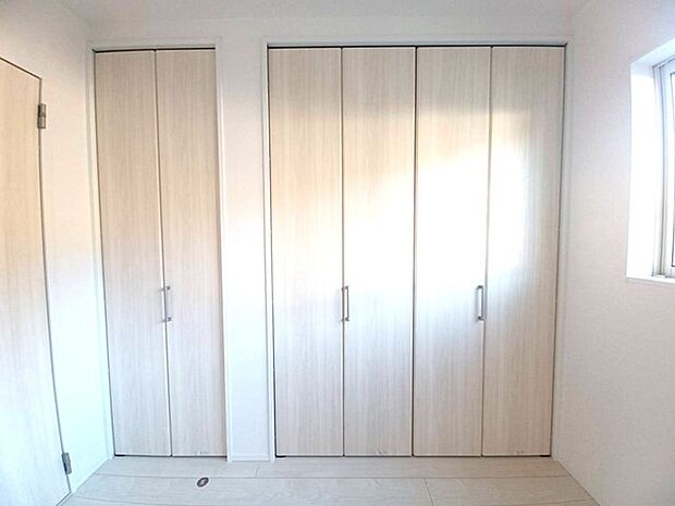 ゴルフバックや趣味の物など、まとめて収納できるのでお部屋を有効に使えますね! たくさんのお洋服やバッグを見やすく・取り出しやすく、慌ただしい朝もコーディネートを決めやすくなります。