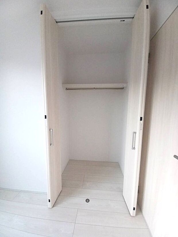 大型のクローゼットです! これだけの収納力があれば部屋もスッキリ保てますよ!