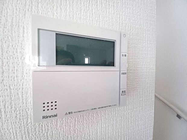 足元からじんわりと温める床暖房は、埃を舞い上げることなくまんべんなく部屋を温めることができて快適です。