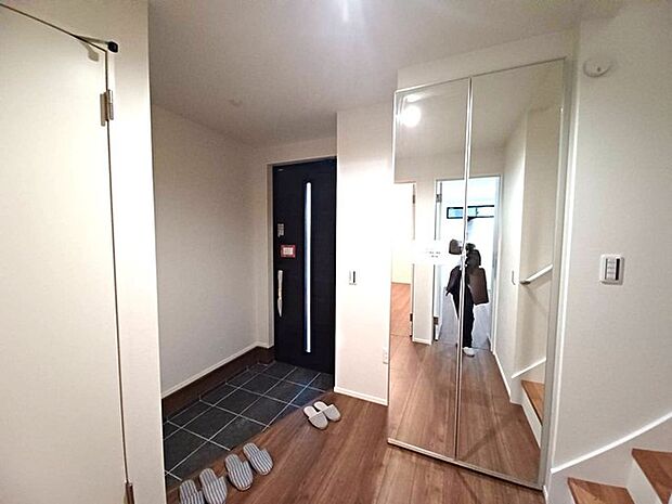 大型の下駄箱収納でお気に入りの靴もたっぷり収納できますね！ 