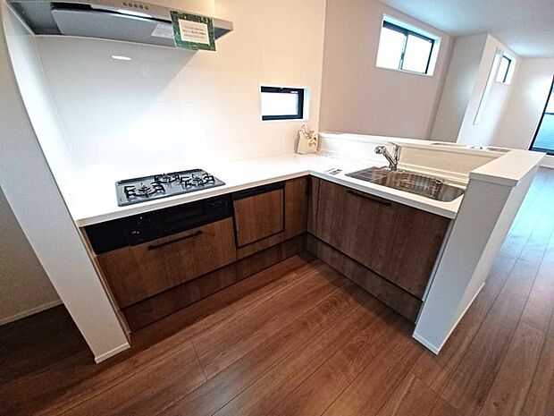 キッチンスペースは明るい空間に！使い手目線でポイントを押さえ、家事が楽しく進むキッチン。細部にまで施された上質なアイテムが快適な日常生活を叶えてくれます。