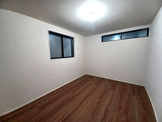 寝室は明るい空間となっています！子供部屋にも良さそうですね！ 