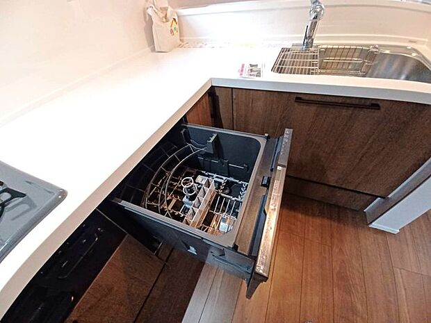 家事の時短に効果大の食洗器付き。高温でパワフルに洗い、温風乾燥します。手洗いよりも節水・節約が可能です。 一度使うと手放せないですよ！ 