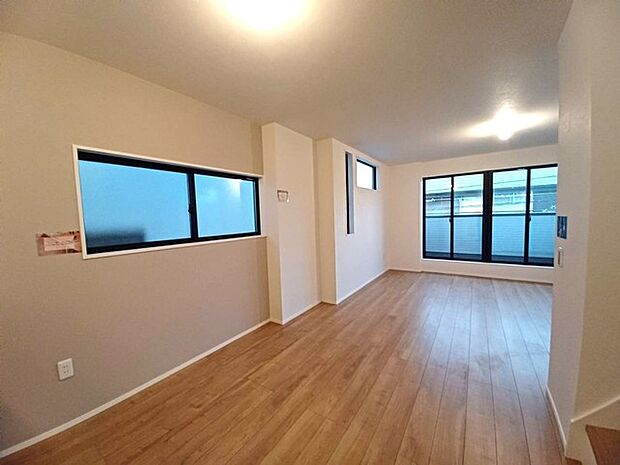 清潔感の溢れるクロスが明るい空間を創り出しているダイニング。 ここで楽しむ家族の時間が絆をより深めてくれそうです。 集いの場、憩いの場としての快適性を求めたやすらぎの空間です。  